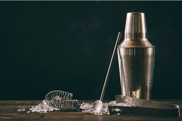 How to Use a Cocktail Shaker 