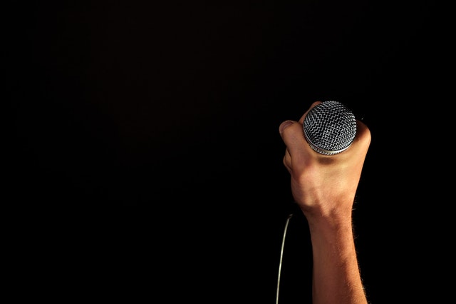 hand-microphone-mic-hold